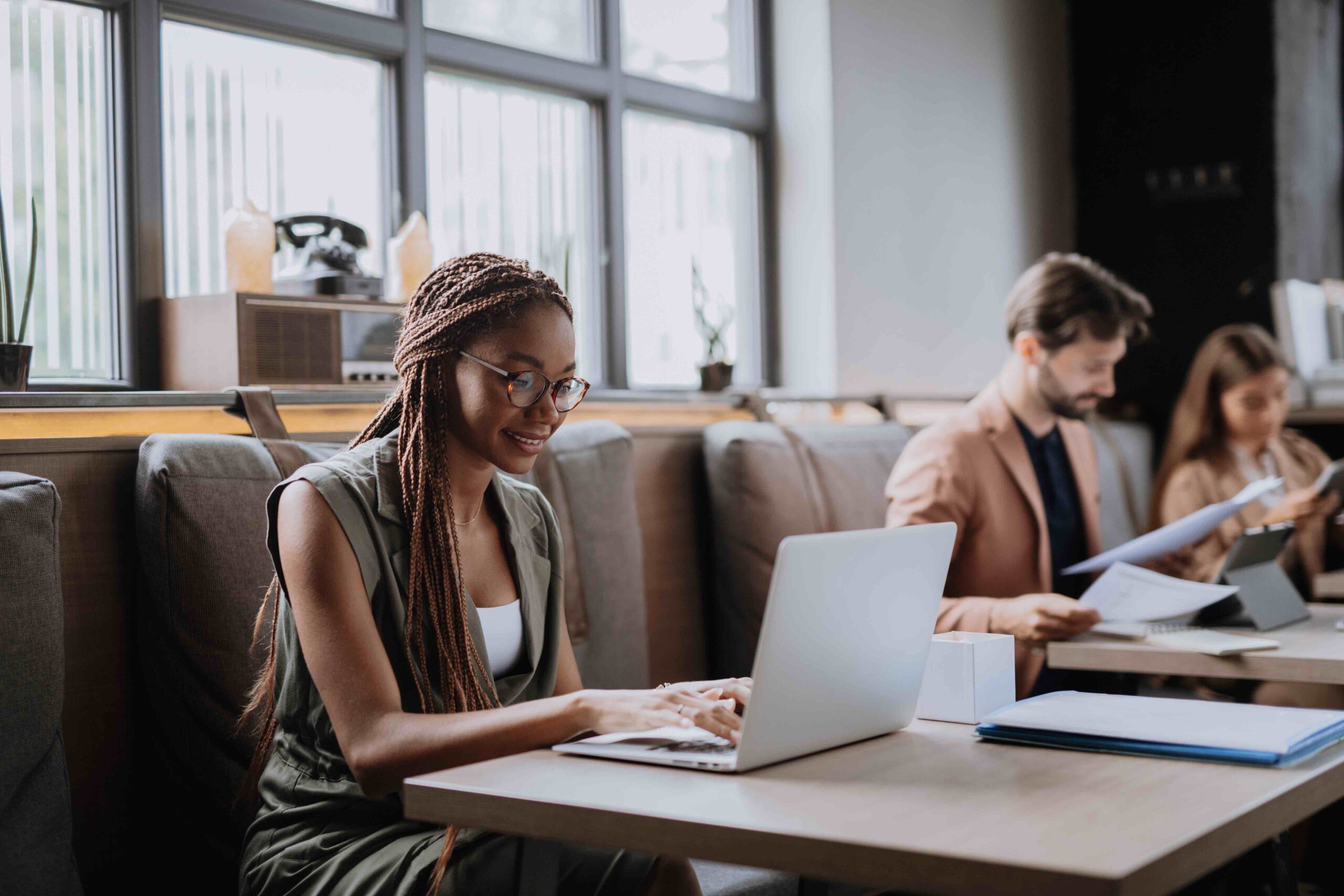 Shared workspaces have become a popular choice for modern businesses. They offer flexibility, cost savings, and a sense of community. Startups and small teams find particularly appealing as they scale, avoiding the overhead of traditional office.